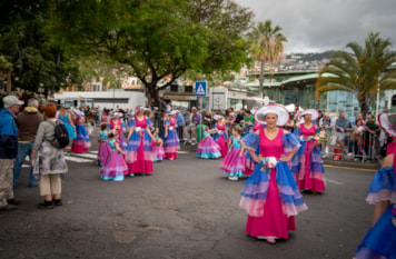 04Mai25 Festa das Flores - Ala Adultas com crianças (vestidos rosa choque)