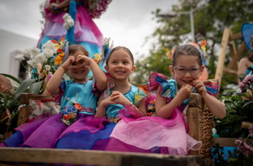 04Mai25 Festa das Flores - Bailarinas e carro (vestidos verde e azul e participantes do carro)