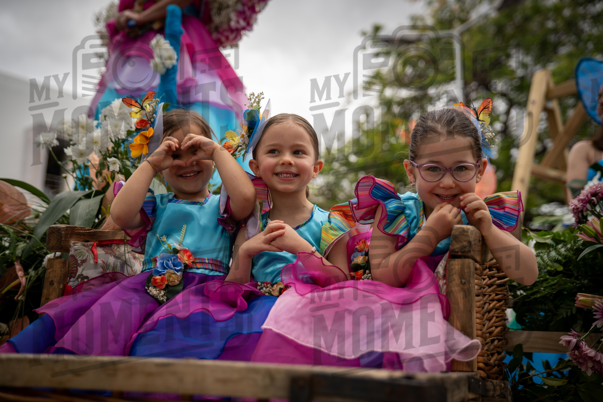 2026_04Mai25 Festa das Flores - Bailarinas e carro (vestidos verde e azul e participantes do carro)_JFP02282.jpg
