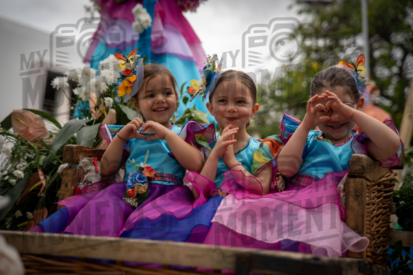 2026_04Mai25 Festa das Flores - Bailarinas e carro (vestidos verde e azul e participantes do carro)_JFP02283.jpg