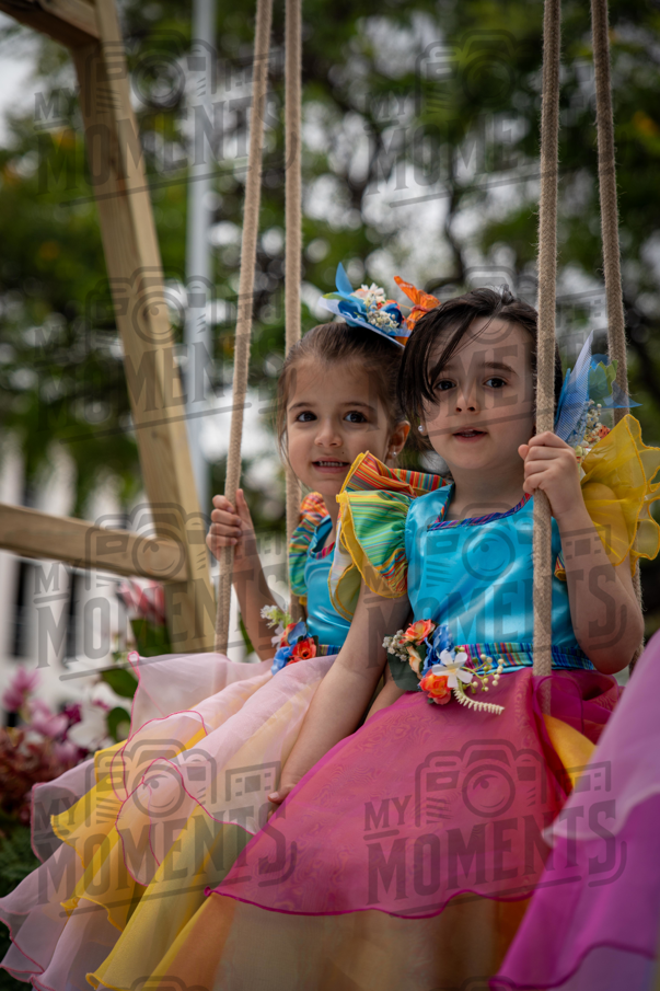 2026_04Mai25 Festa das Flores - Bailarinas e carro (vestidos verde e azul e participantes do carro)_JFP02285.jpg