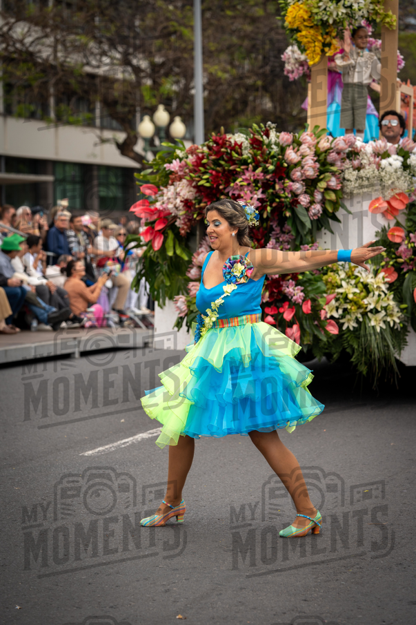 2026_04Mai25 Festa das Flores - Bailarinas e carro (vestidos verde e azul e participantes do carro)_JFP02475.jpg