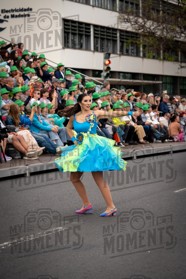 2026_04Mai25 Festa das Flores - Bailarinas e carro (vestidos verde e azul e participantes do carro)_JFP02476.jpg