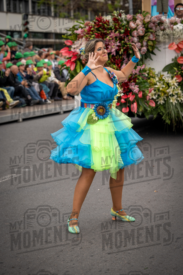 2026_04Mai25 Festa das Flores - Bailarinas e carro (vestidos verde e azul e participantes do carro)_JFP02479.jpg