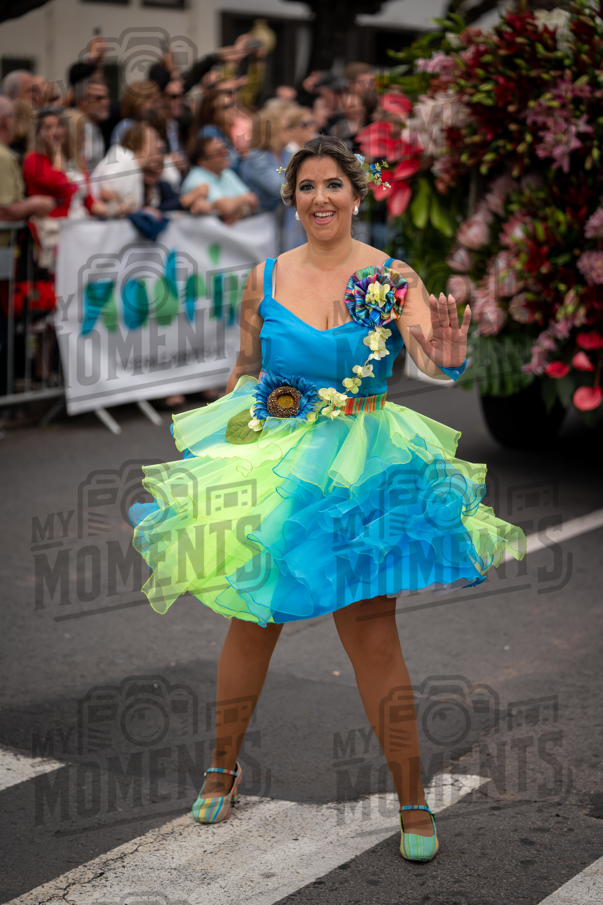 2026_04Mai25 Festa das Flores - Bailarinas e carro (vestidos verde e azul e participantes do carro)_JFP02629.jpg