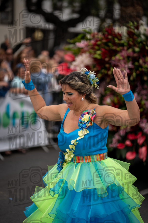 2026_04Mai25 Festa das Flores - Bailarinas e carro (vestidos verde e azul e participantes do carro)_JFP02630.jpg