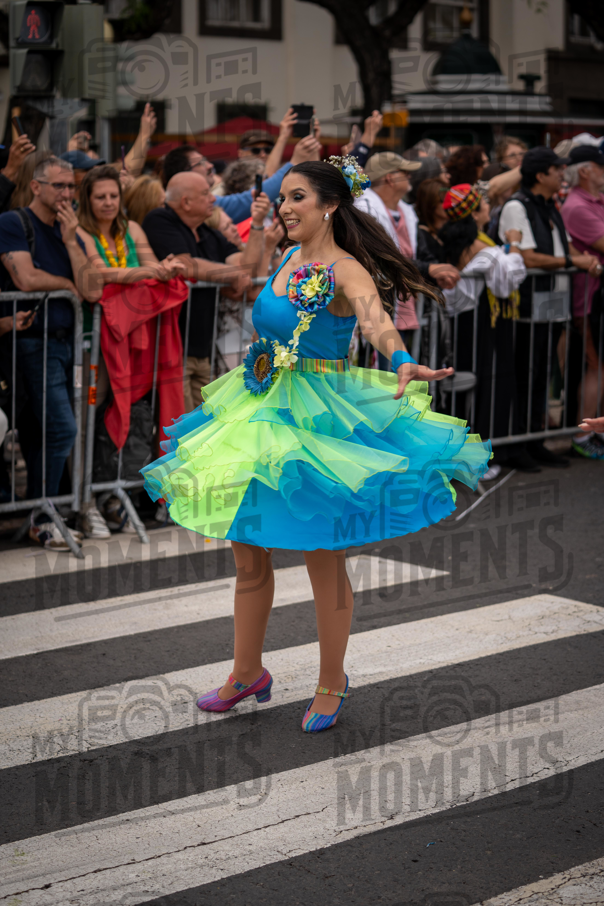 2026_04Mai25 Festa das Flores - Bailarinas e carro (vestidos verde e azul e participantes do carro)_JFP02634.jpg